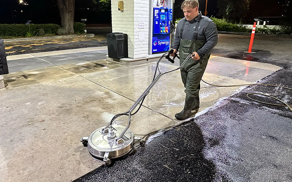 Hot-water degreasing of forecourt concrete with a surface cleaner